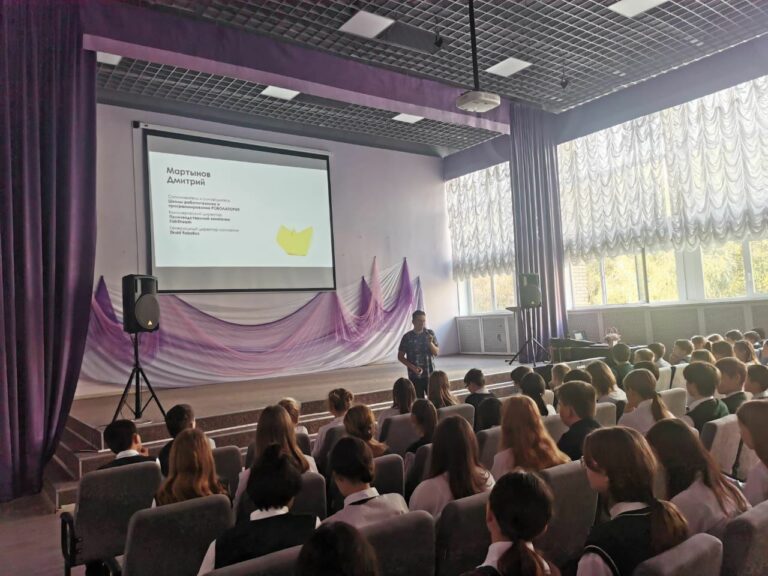 Дмитрий Мартынов провел урок профориентации в Одинцовском лицее №2